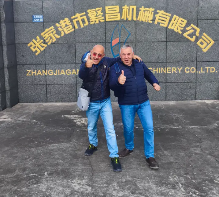 2025年、イタリアのLAMPLAST SRL社は、当社からSRLW-1300/5000全自動冷温混合ユニット2台を購入しました。